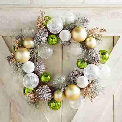 51 Awesome Ways To Use Christmas Balls and Ornaments In Decor